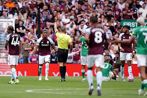 نيوكاسل العامل المشترك.. كونسا يحصد أول بطاقة حمراء في الدوري الإنجليزي 2025-2026